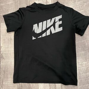 Nike Kids Black and Gray Short Sleeve Tee